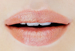 DIY Metallic Gold Lips